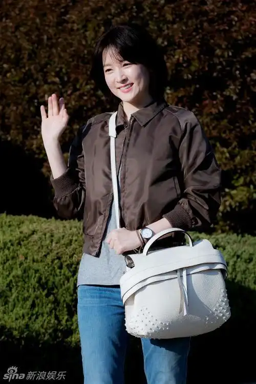 李英爱新剧开拍短发温柔