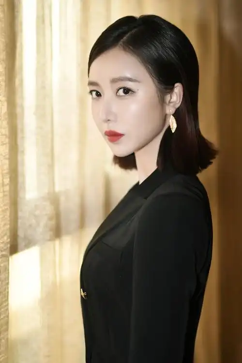 潘时七出席活动 一身西装黑裙尽显冷艳气质