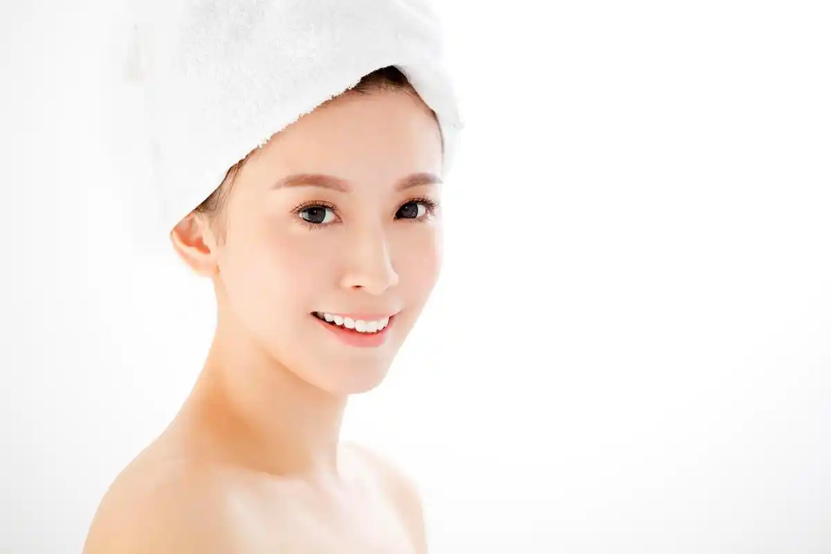 年轻女人脸健康皮肤特写