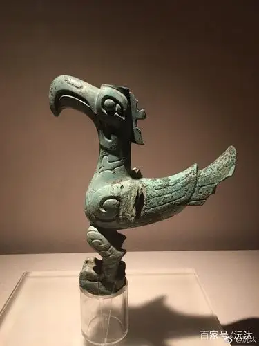 青铜大鸟头,这是三星堆出土文物中的典型代表.蜀人尚鸟