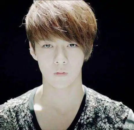 吴世勋刚出道照片,脸是真的小,且窄
