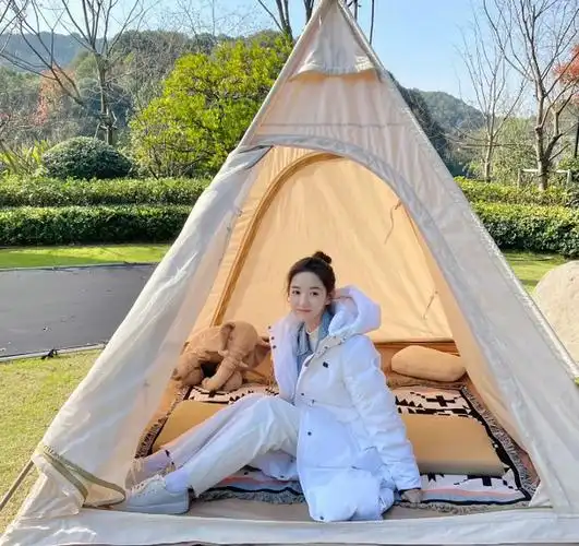 王玉雯真会穿搭,长款羽绒服尽显优雅气质,出去野餐这身穿的正好