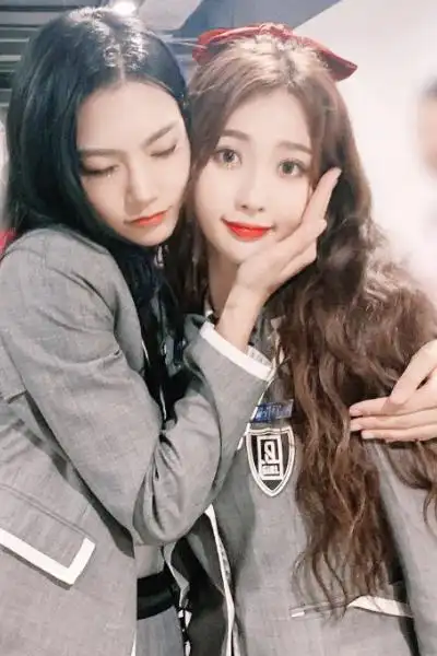 还在说虞书欣体型胖?看她和孔雪儿的合照,真实身材很明显!