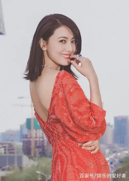 高圆圆:红色礼服彰显国民女神气质,回眸一笑百媚生!