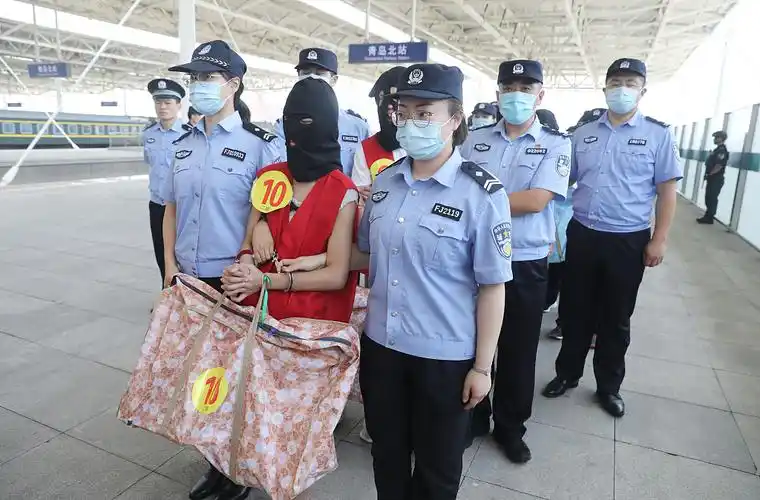 120余名涉案女主播押解现场