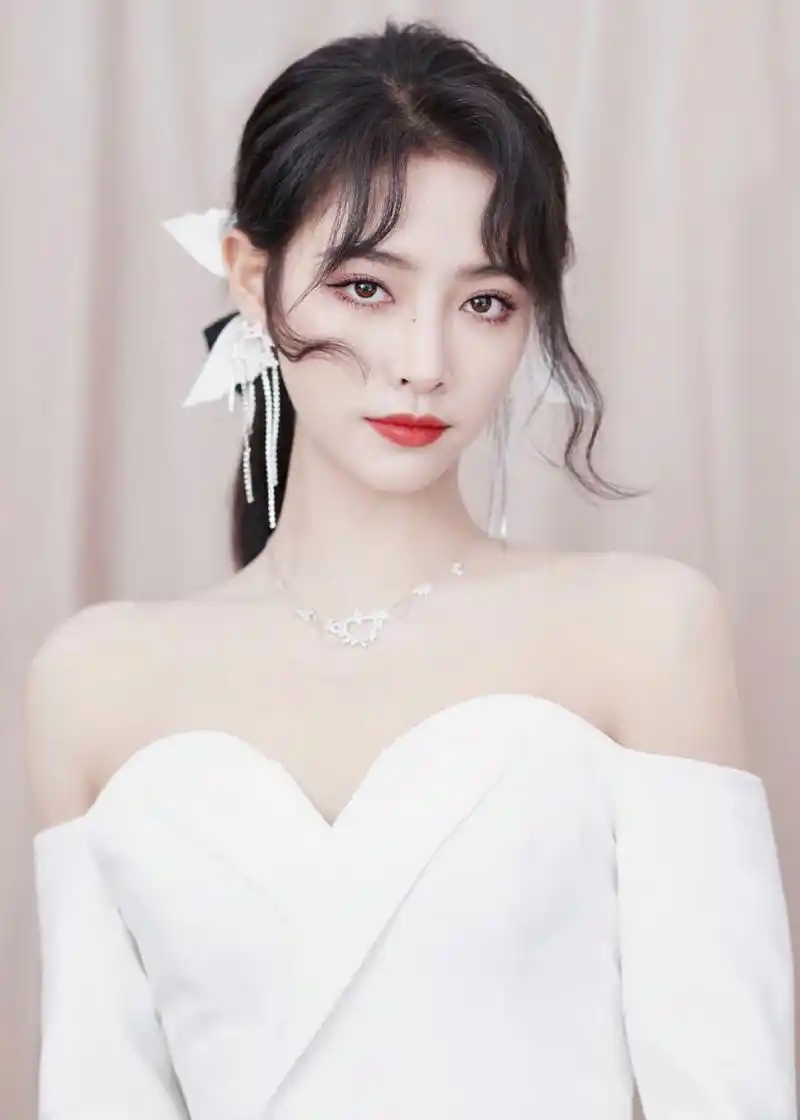 许佳琪# 一白色露背吊带裙,肤白貌美的容颜,窈窕曼妙的身材,前凸后翘