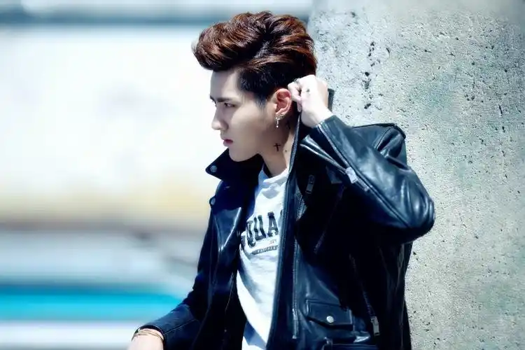 高冷酷范儿吴亦凡壁纸_迷人的高冷吴亦凡_明星图片