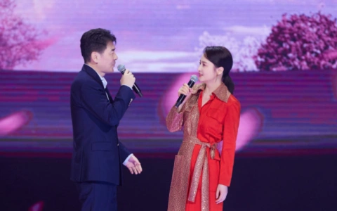 陈建斌蒋勤勤登上川渝春晚舞台 夫妻俩甜蜜对唱羡煞旁人