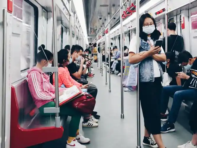 地铁上的读书人广州地铁看书的人