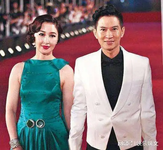 张家辉对于关咏荷的感情真的很深,在张家辉一无所有的时候,老婆关咏荷