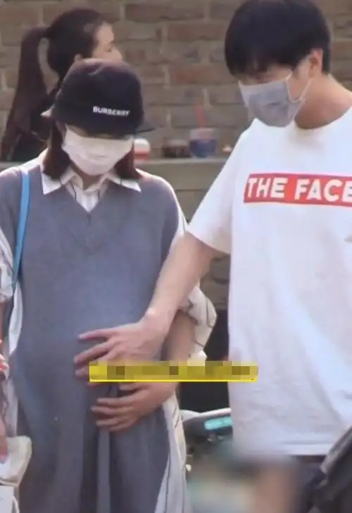 唐艺昕逛街被拍手放肚子上看到肚子大小这才是女星怀孕样子