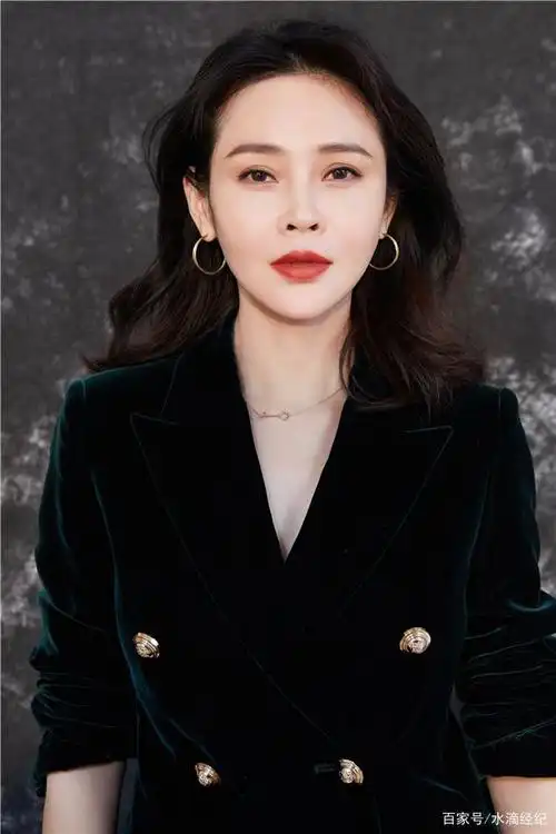 于明加绿色丝绒西装出席《国剧盛典》气质典雅兼具时尚巧思