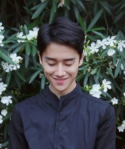 首页 男生发型 男生短发 男士微偏分发型 适合亚洲男性的时尚发型