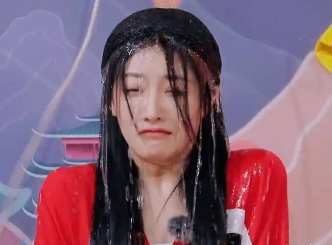 the9五位女孩被浇湿,谢可寅孔雪儿反应真实,我却被许佳琪圈粉_表情