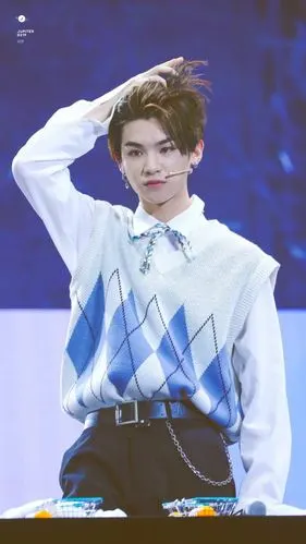 黄明昊,2002年2月19日出生于浙江温州,中国内地男歌手.