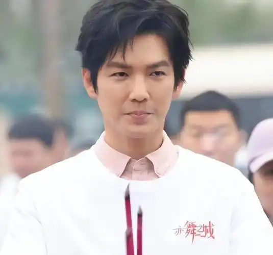 躲过了肖战,却被49岁的钟汉良帅到了,这牺牲也太大了