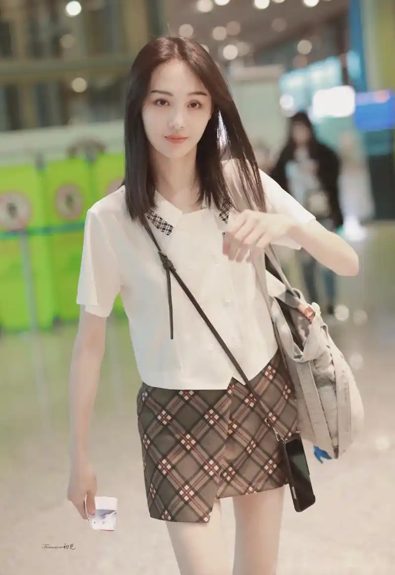 郑爽最近频繁营业,这组机场街拍看得出郑爽瘦的可怕,腿还是那么细,要