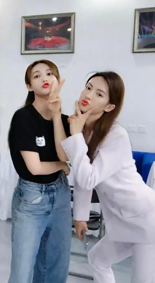 金晨李一桐粉丝助力欠发达地区捐助卫生健康基地音乐教育基地