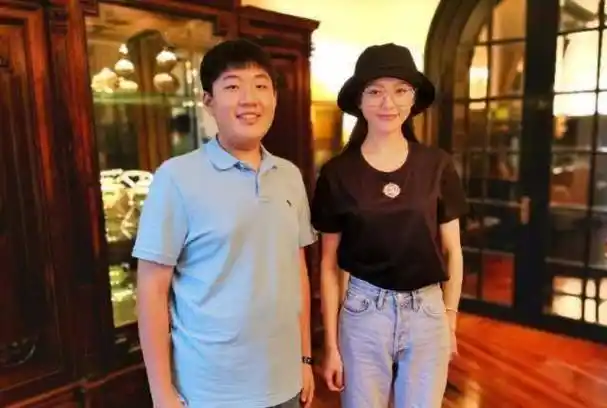 58岁的曹可凡与妻子恩爱有佳,儿子和他一样块头大_娱乐_唐嫣_殷文献