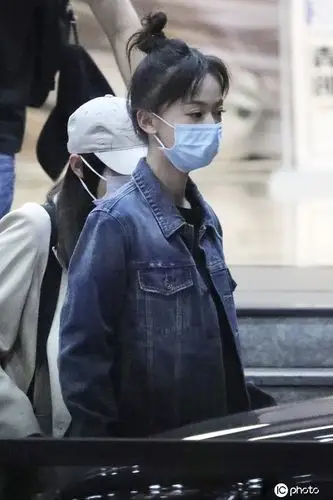 吴谨言录制完快本下班 丸子头清新可爱