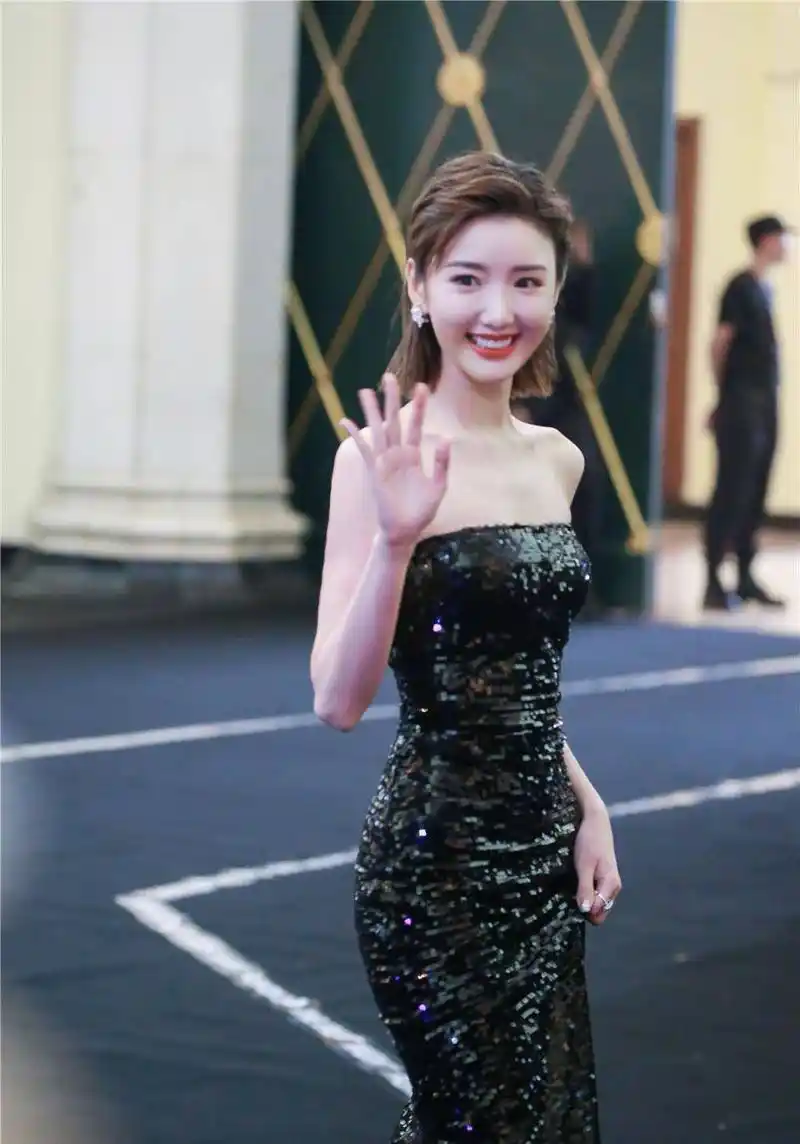 毛晓彤个子小身材却不赖,穿抹胸连衣裙气质惊艳,谁看了不喜欢?