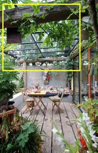 从房檐上面延伸出来一个凉棚,两侧用篱笆将院子四周围起来,一个静谧