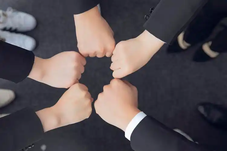 商务团队碰拳头打气加油图片