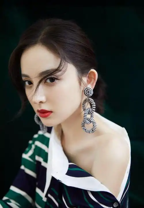 古力娜扎到底有多美看她戴的耳环就知道了果然颜值高够任性