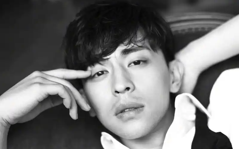 邓伦高清黑白帅气写真图片桌面壁纸