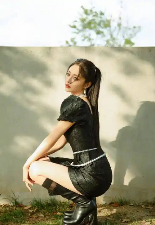 周洁琼暗黑少女风造型绝美动人,黑裙珍珠美如画,长发灵动妩媚_时尚