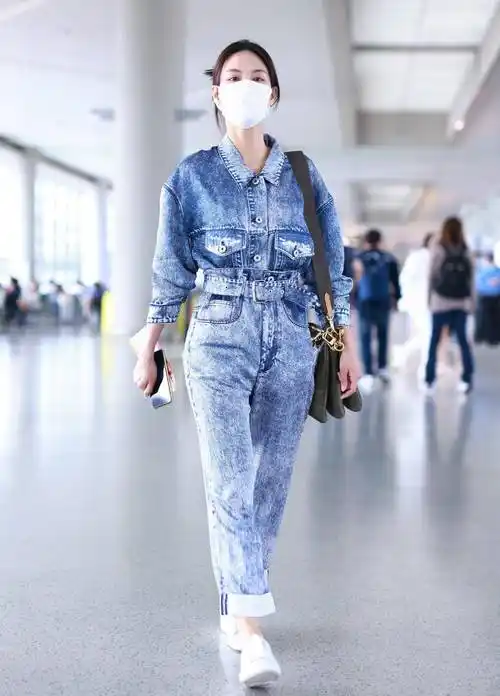 原创在机场被王霏霏帅到了一身牛仔套装潮到引人围观