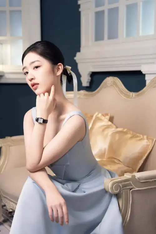 演员@邓恩熙佩戴全新#浪琴迷你黛绰维纳#系列,探访@浪琴表#格外优雅