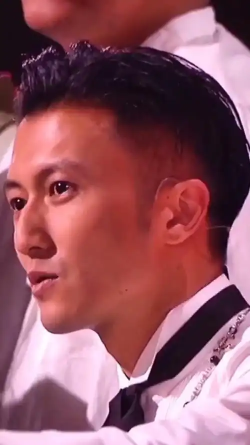 谢霆锋羞涩的笑容实在是太可爱了!