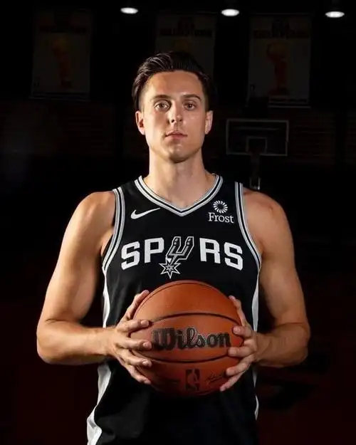 马刺新援扎克科林斯其实也是一位刺蜜