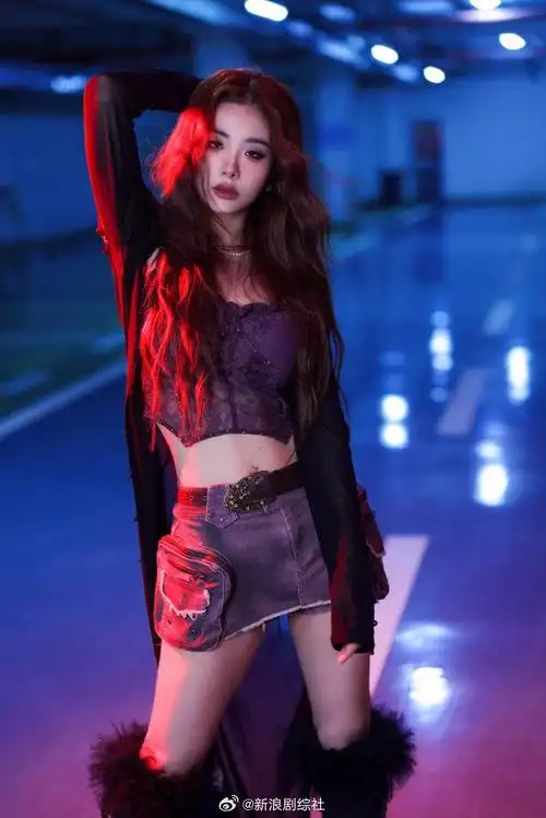 今日份演出舞台造型释出~黑色外套 紫色薄纱吊带,神秘慵懒,好a的喻言!