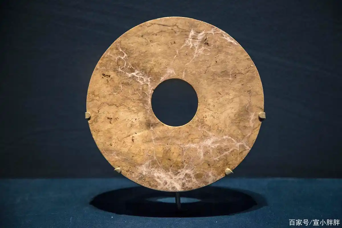 良渚文明时期的玉璧,光素无纹饰,器形简单