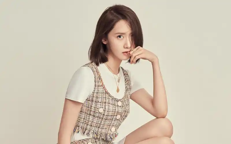 林允儿清纯写真时尚大片桌面壁纸