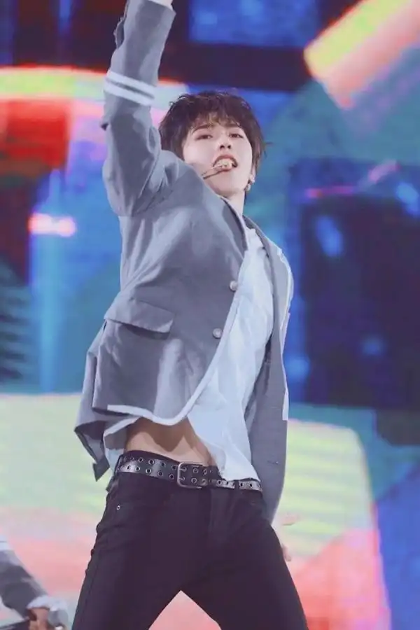 蔡徐坤的小蛮腰,每一张都很有魅力,你最喜欢哪一张呢?