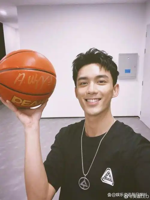 若再加上有一双超迷人电眼和阳光治愈的笑容,那绝对是能迷倒不少观众