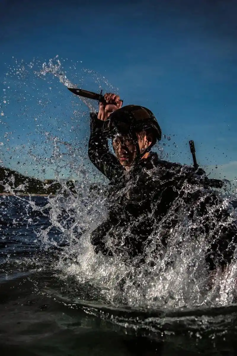 特战男兵,主题壁纸来了 #发一张喜欢的手机壁纸# 竖屏版#军人# #军事