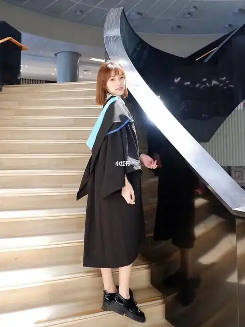 大学四年伴随着这组毕业照匆匆结束啦93学士袍里穿t恤77小领结