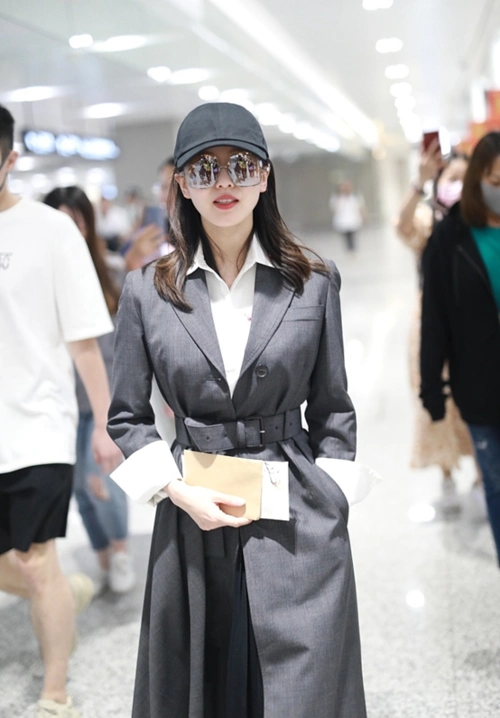 刘诗诗现身上海机场面带微笑状态超级好