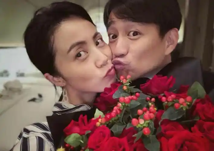 42岁孙莉与黄磊同框,穿情侣裤甜蜜恩爱,结婚15年一家5口很幸福