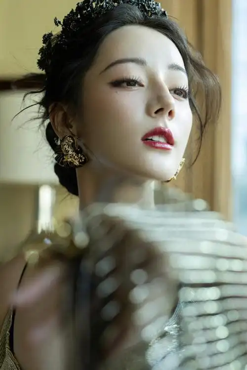 迪丽热巴鎏金裙