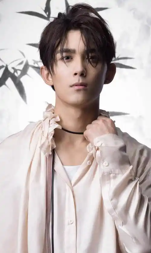 也许有些人还停留在《琅琊榜》里可爱,可爱,武艺很高超的小飞印象里.