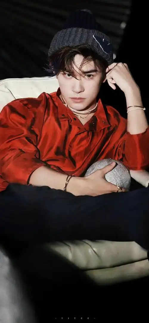 易烊千玺与新年红的适配度#是谁又被易烊千玺的新年红造型帅到失恿怂