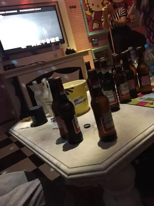 在ktv里面唱歌 自己听到的声音是不是自己真实的声音