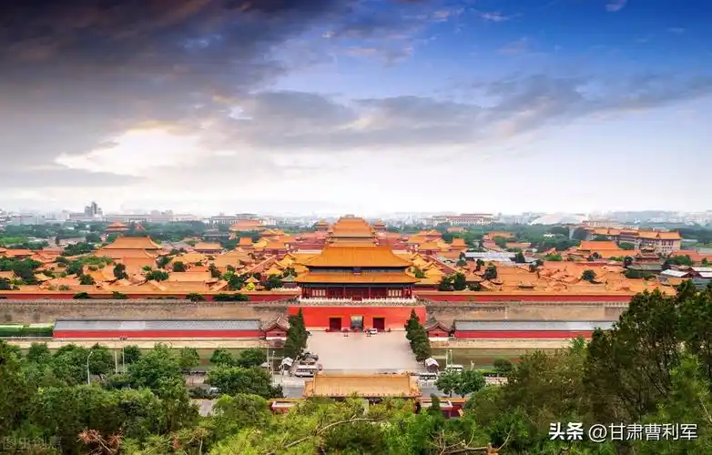 北京故宫是中国明清两代的皇家宫殿,占地面积72万平方米,有大小宫殿七