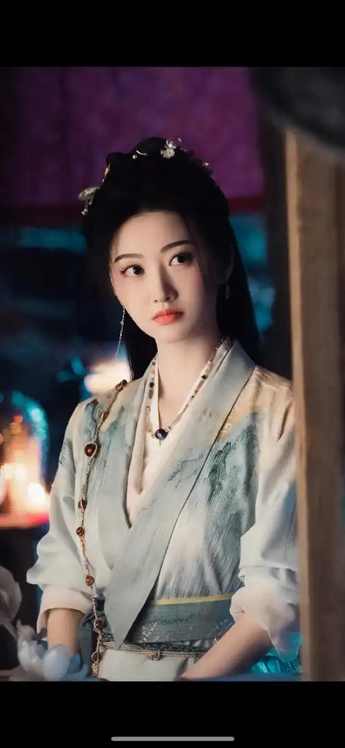 《四海重明》里面的古装造型都是很绝美的呀,太喜欢这次景甜青绿山水