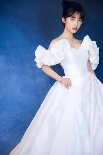 沈月穿纯白礼裙梦幻浪漫,蓬蓬裙摆泡泡袖,变身高贵"小公主"